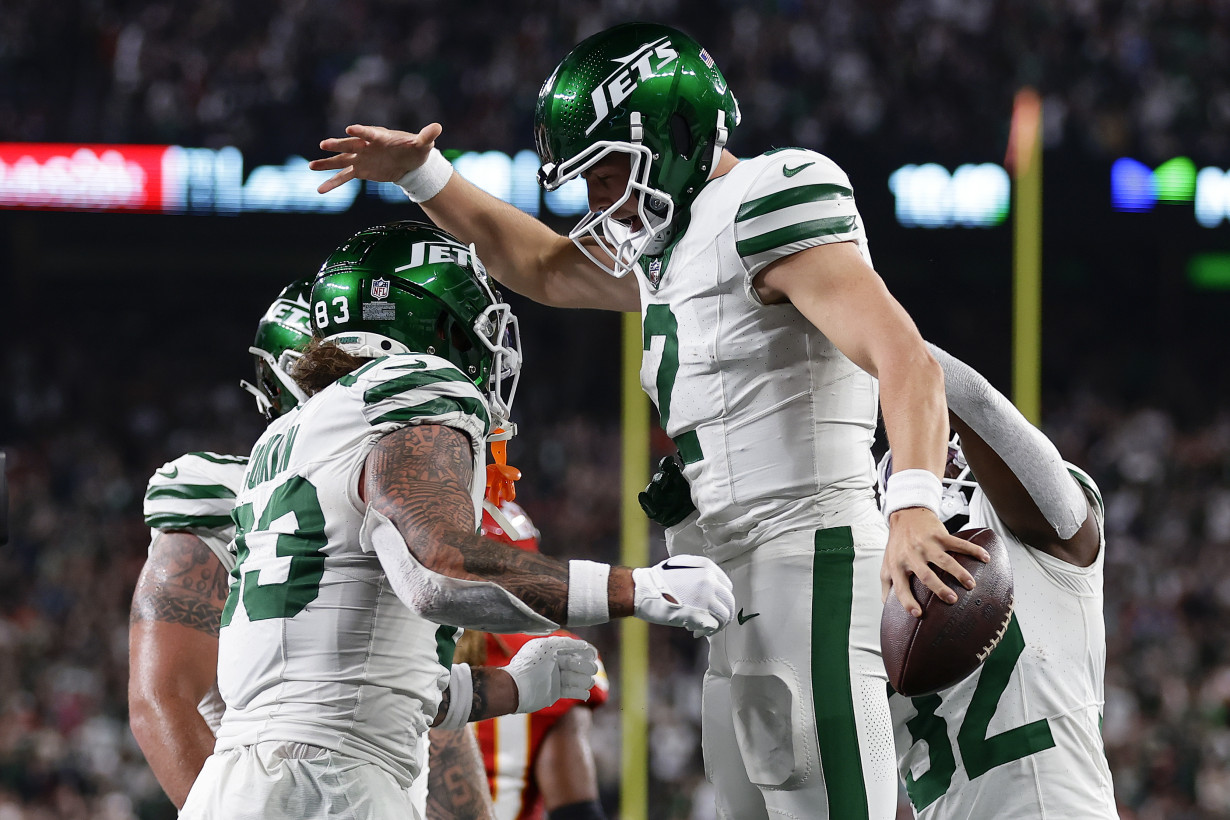 Patrick Mahomes, Chiefs hold on to beat Jets 23-20 with Taylor Swift, Aaron Rodgers watching