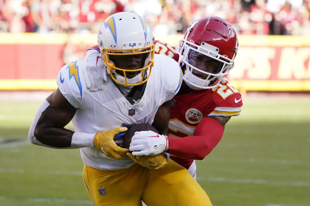 Mahomes throws for 424 yards and 4 TDs, Kelce has big day as Chiefs beat Chargers 31-17