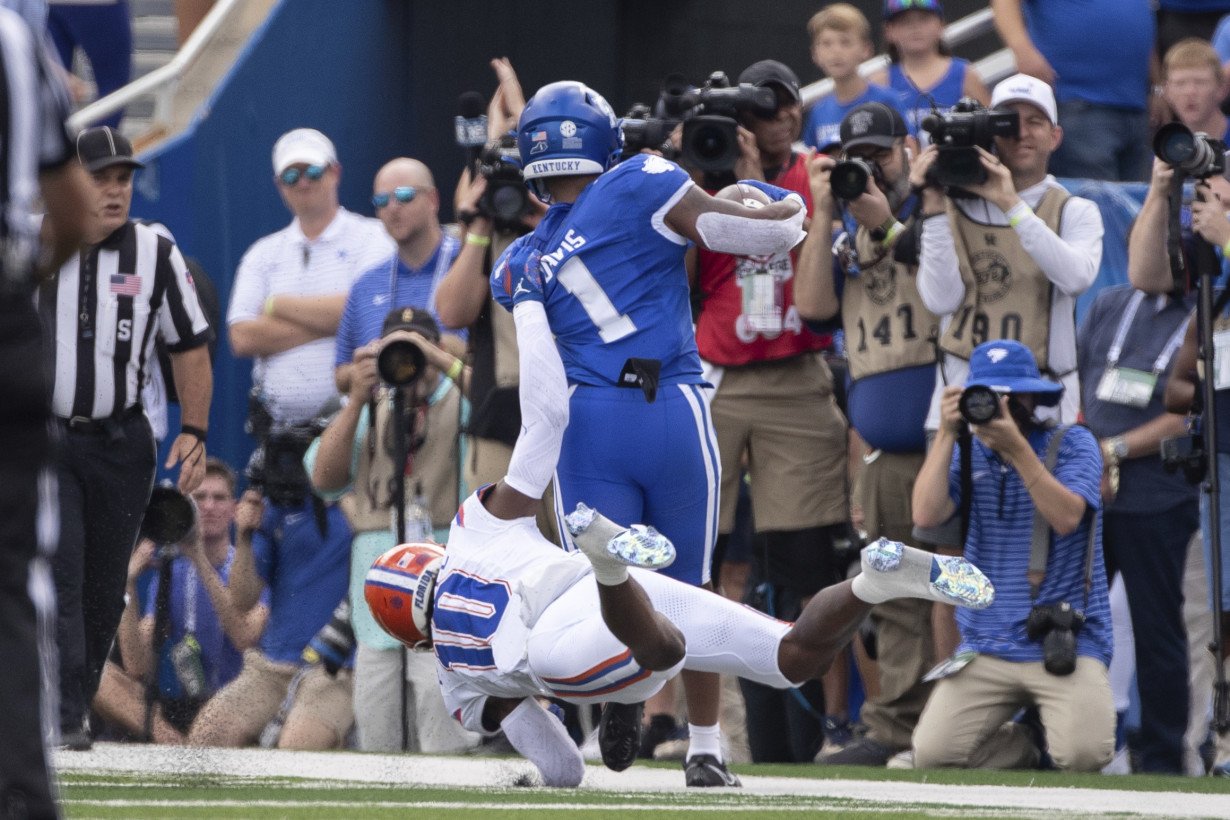 Ray Davis rushes for career-high 280 yards and scores 4 TDs, Kentucky dominates No. 22 Florida 33-14