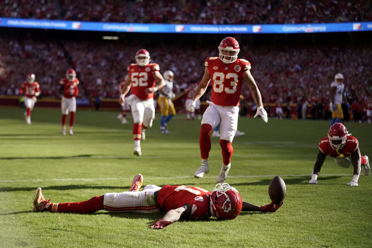 Mahomes throws for 424 yards and 4 TDs, Kelce has big day as Chiefs beat Chargers 31-17