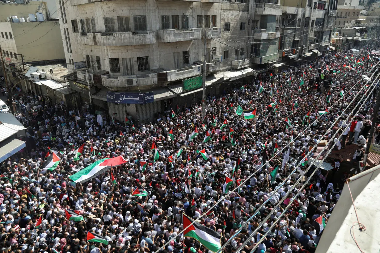 Supporters of Palestinians and Israel protest and pray as war intensifies