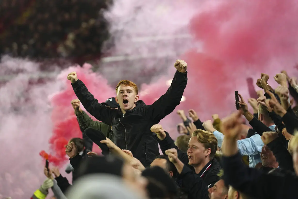 Man United gets emotional victory to pay tribute to Bobby Charlton. Man City and Liverpool also win