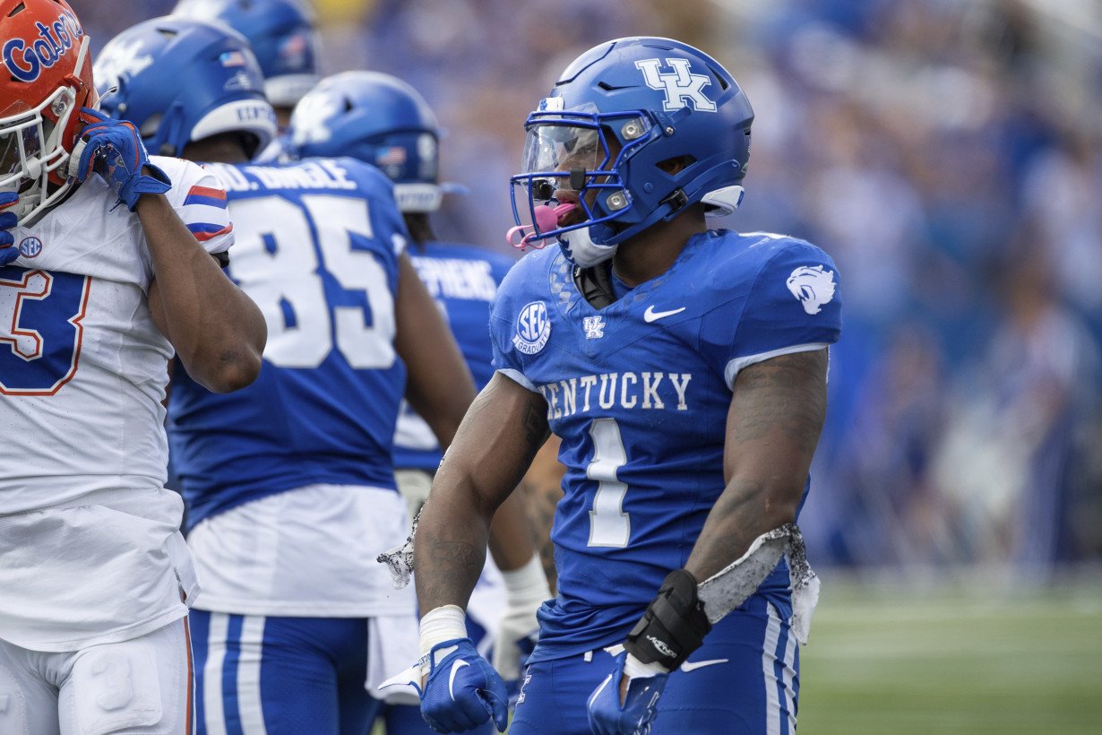 Ray Davis rushes for career-high 280 yards and scores 4 TDs, Kentucky dominates No. 22 Florida 33-14