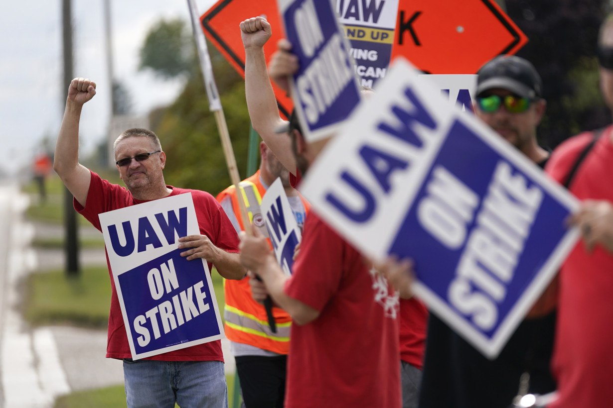 United Auto Workers strikes spread as 7,000 more workers at two plants join the picket line