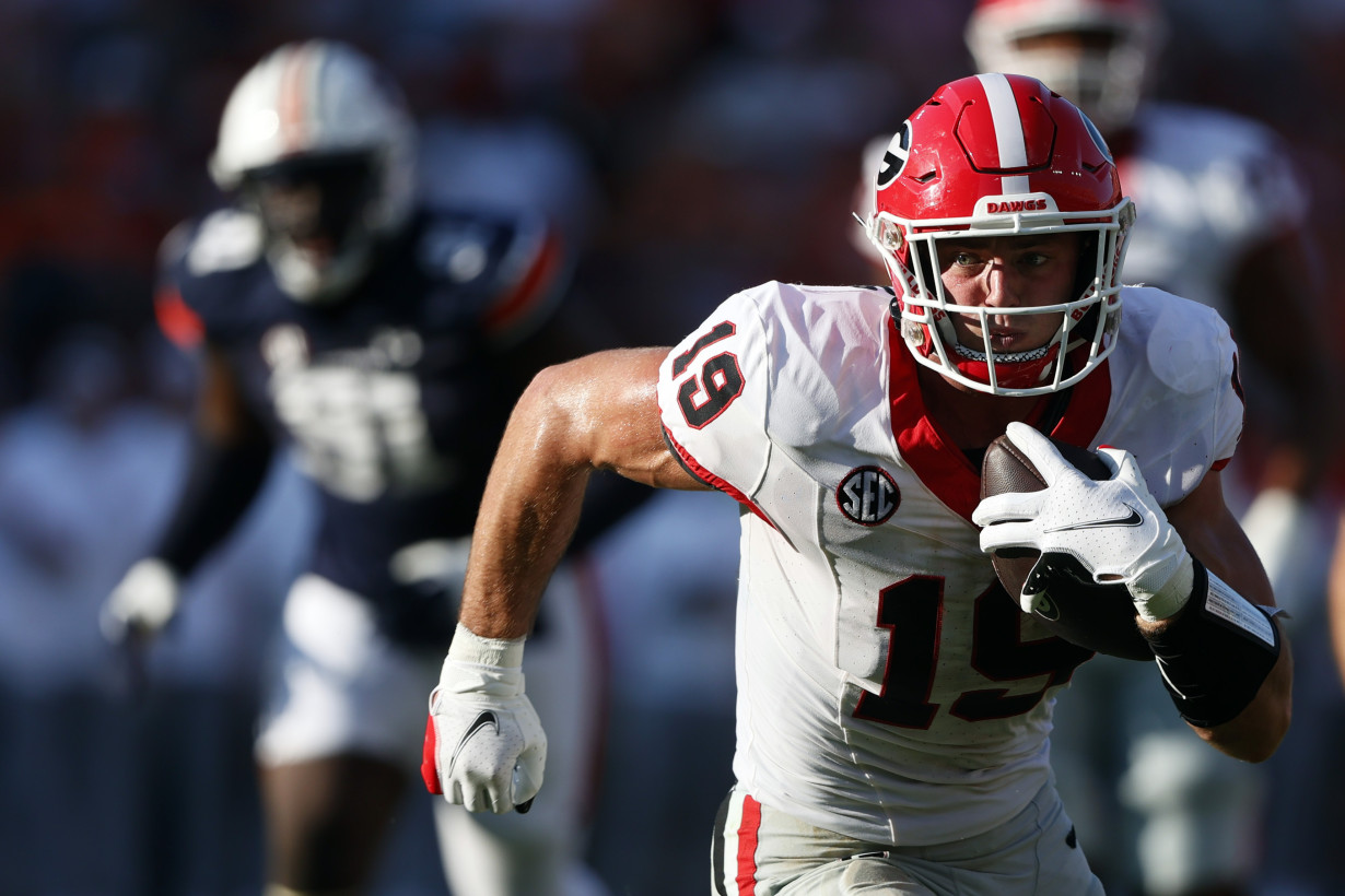 Beck-to-Bowers combo rallies No. 1 Georgia to 27-20 win over Auburn