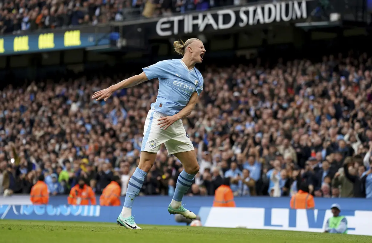 Man United gets emotional victory to pay tribute to Bobby Charlton. Man City and Liverpool also win