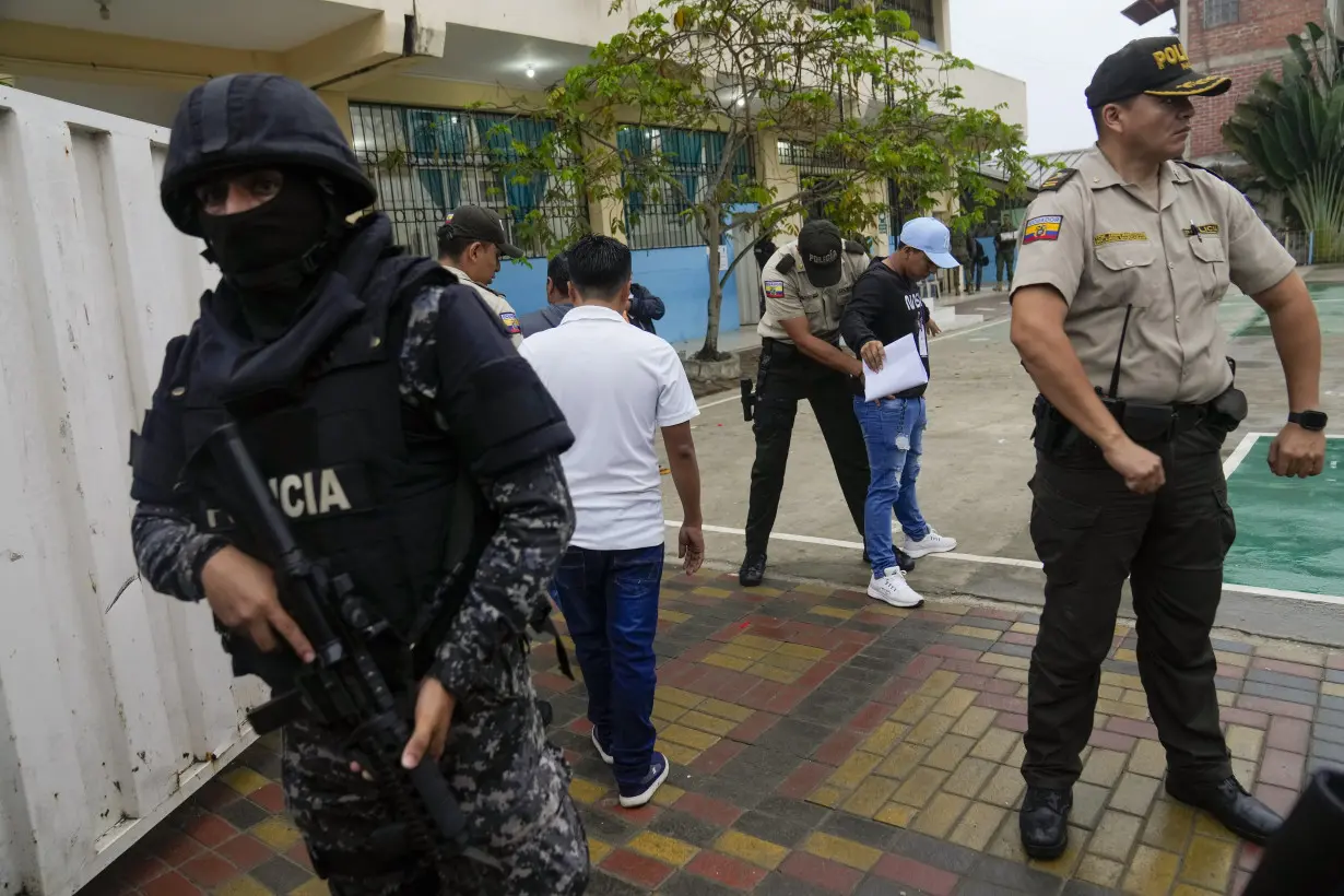 Daniel Noboa, heir to banana fortune, wins Ecuador’s presidential runoff election