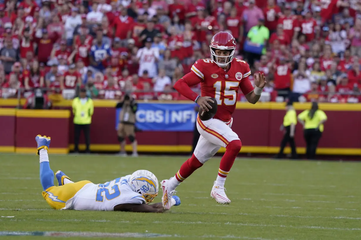 Mahomes throws for 424 yards and 4 TDs, Kelce has big day as Chiefs beat Chargers 31-17