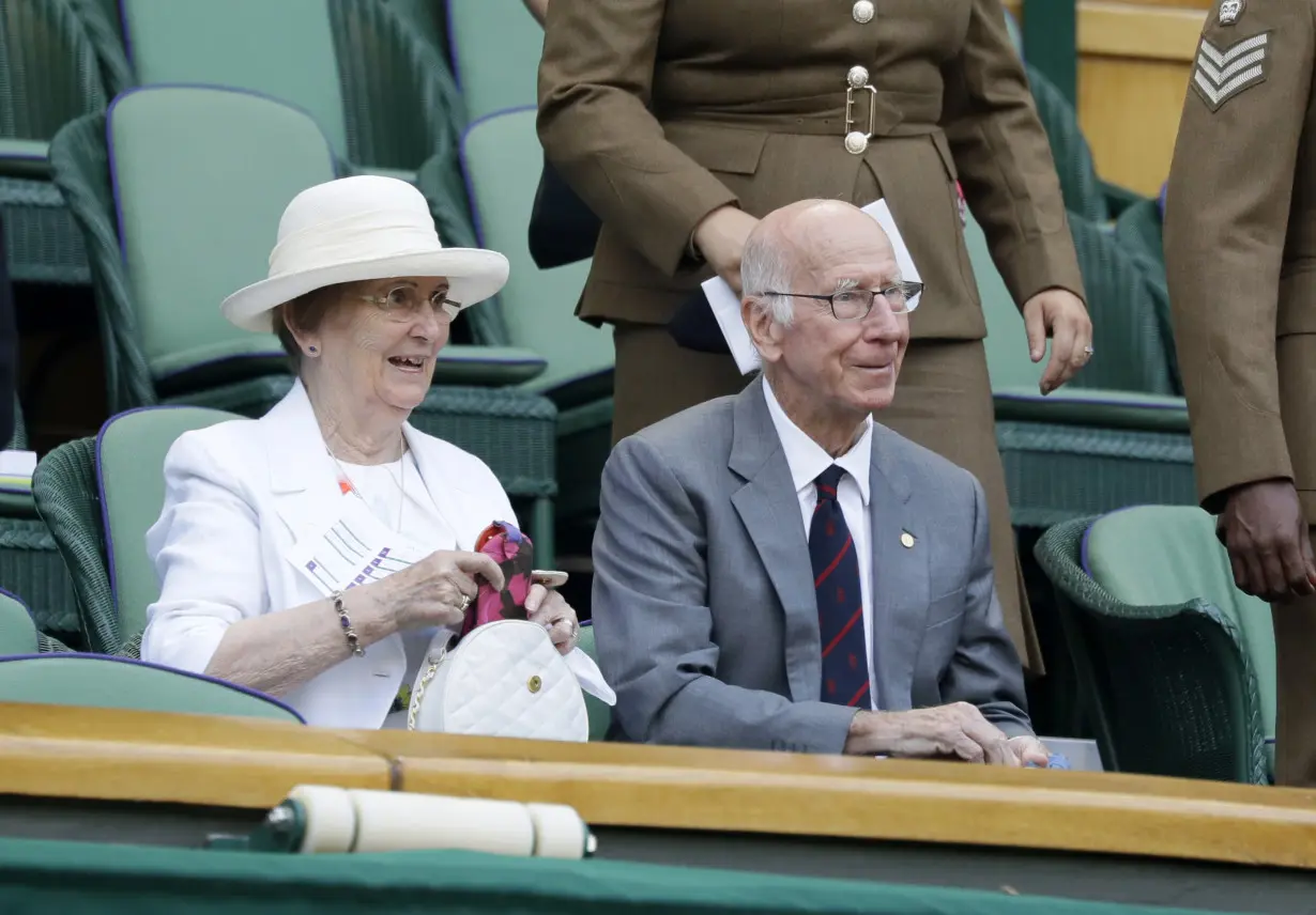 Bobby Charlton, the Manchester United and England soccer great, dies at 86