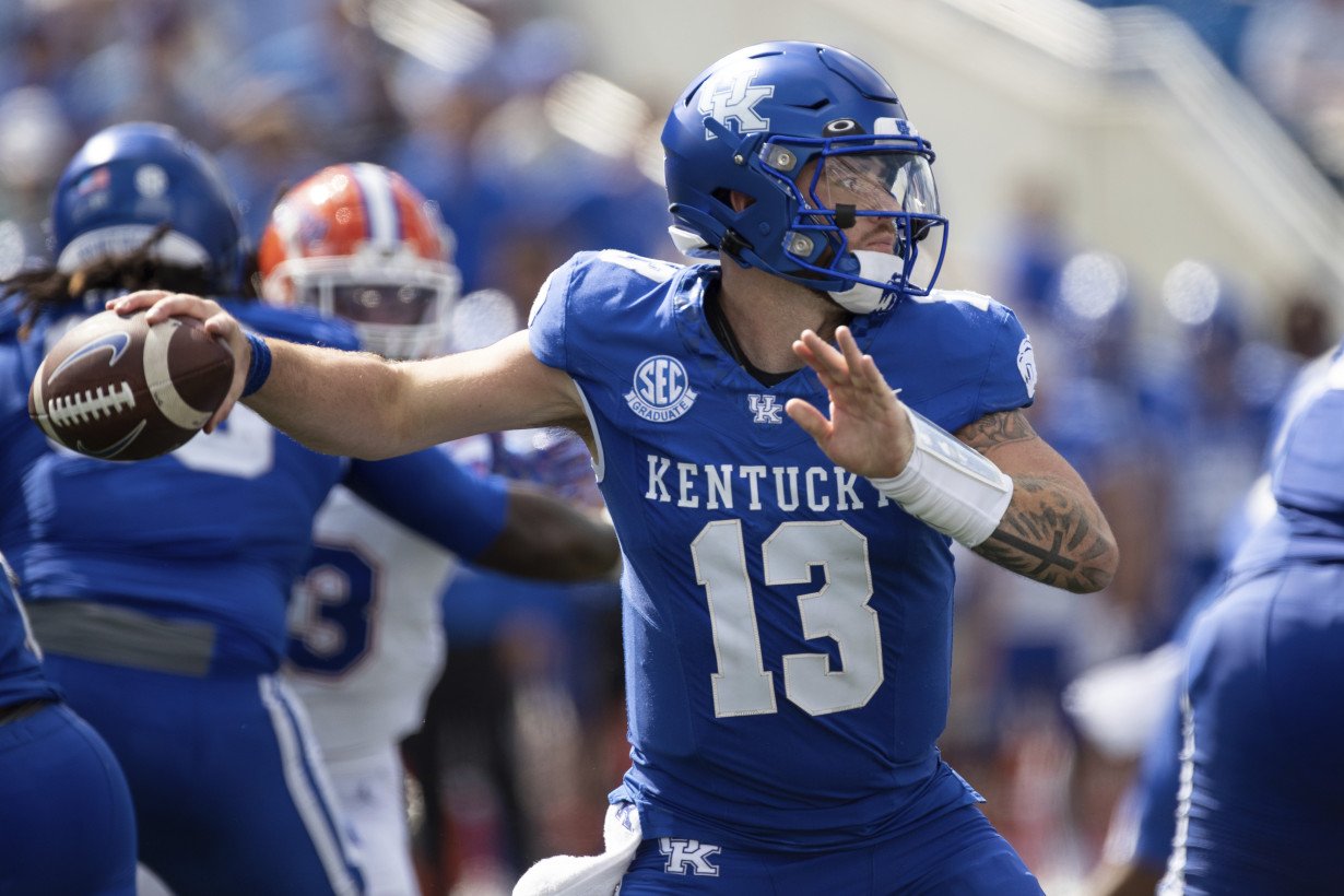 Ray Davis rushes for career-high 280 yards and scores 4 TDs, Kentucky dominates No. 22 Florida 33-14