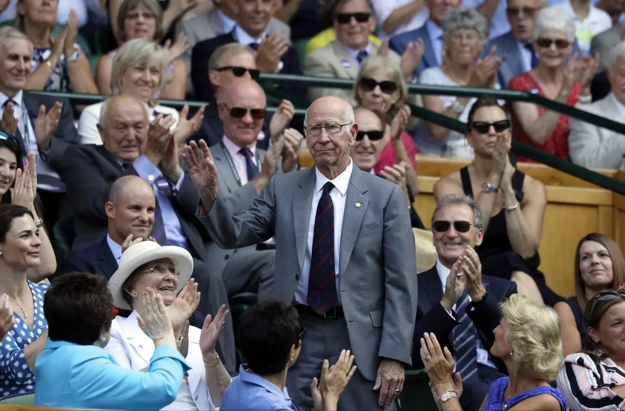 Bobby Charlton, the Manchester United and England soccer great, dies at 86