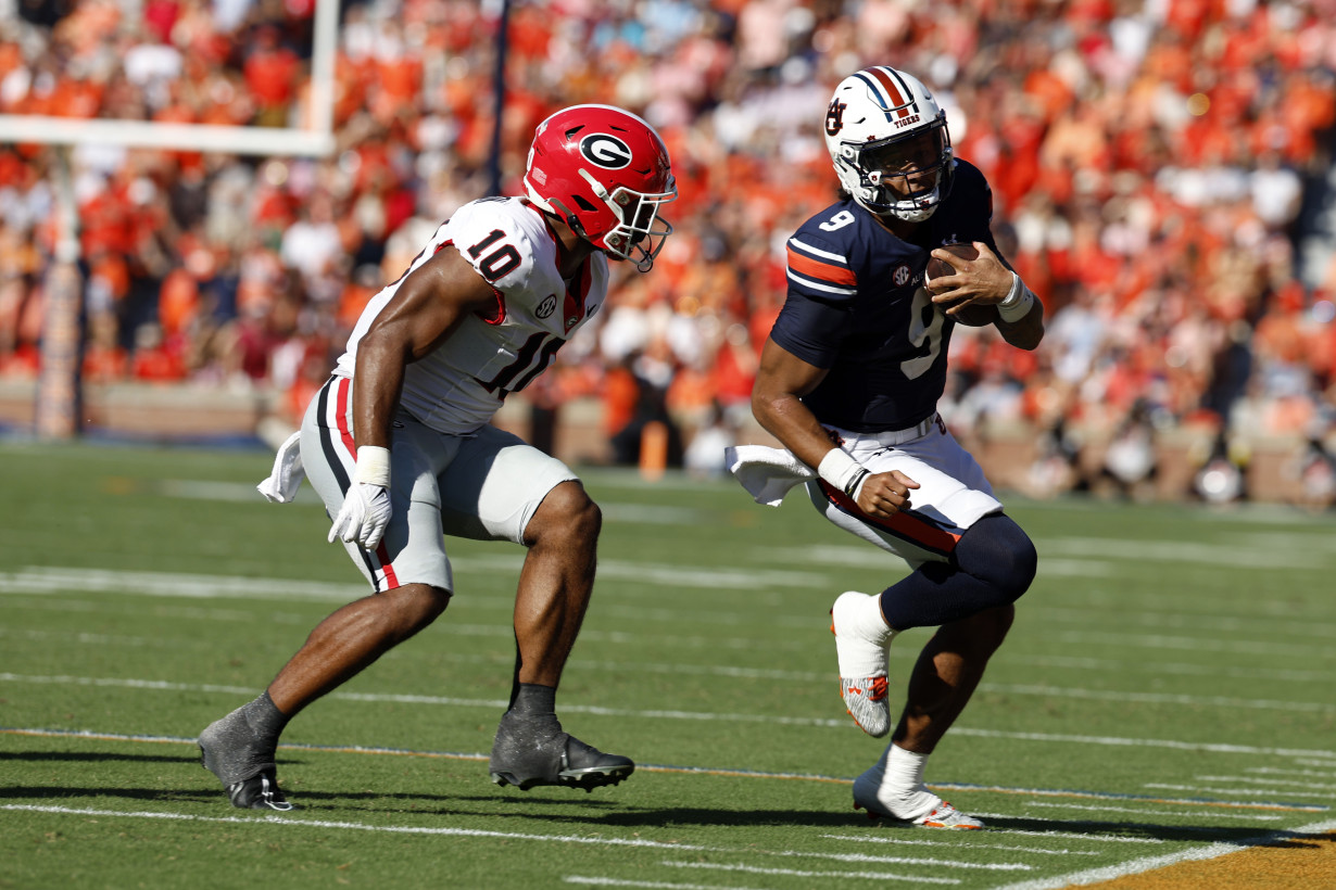 Beck-to-Bowers combo rallies No. 1 Georgia to 27-20 win over Auburn