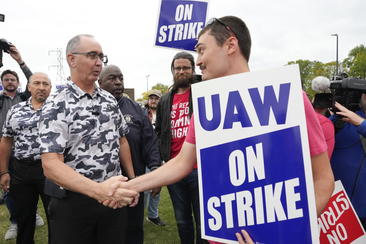 United Auto Workers strikes spread as 7,000 more workers at two plants join the picket line