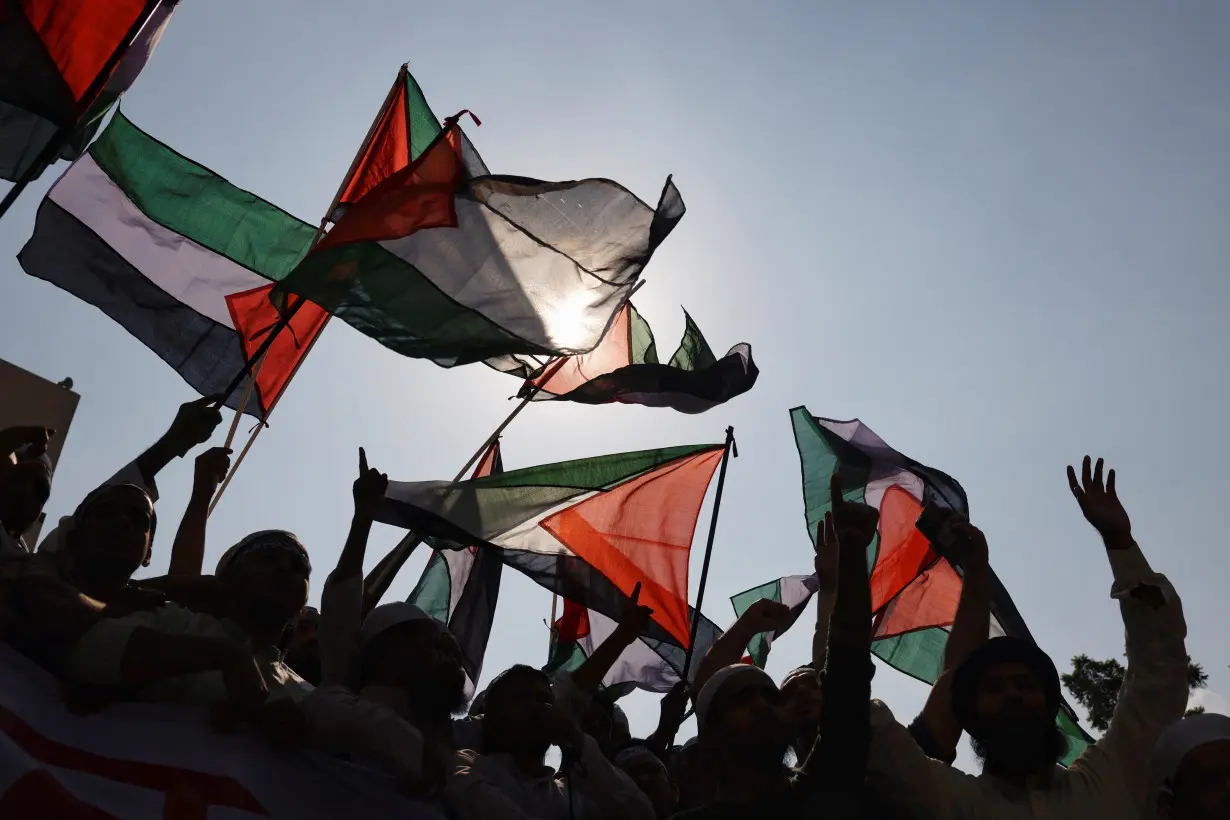 Supporters of Palestinians and Israel protest and pray as war intensifies