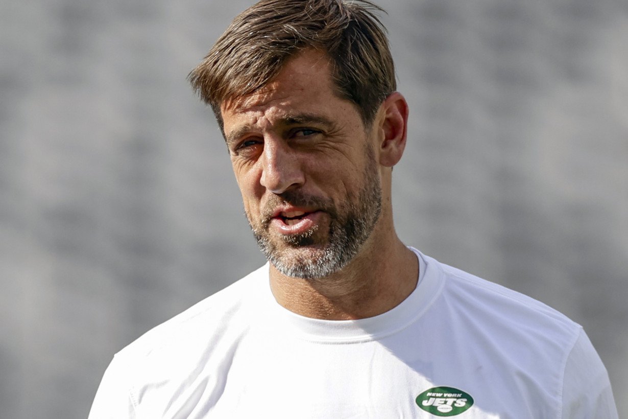 Aaron Rodgers rejoins Jets teammates for Sunday night game vs. Chiefs