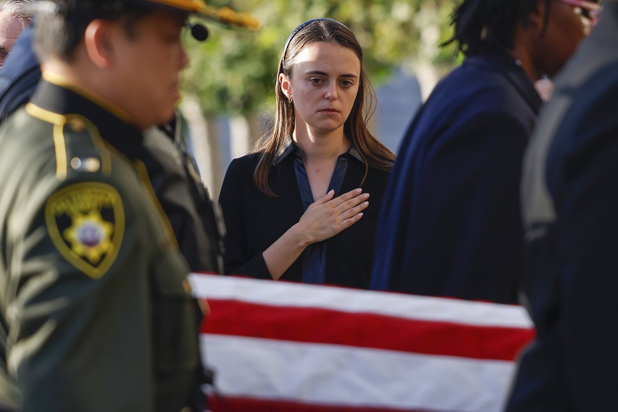 Tearful mourners line up at San Francisco City Hall to thank, pay last respects to Dianne Feinstein