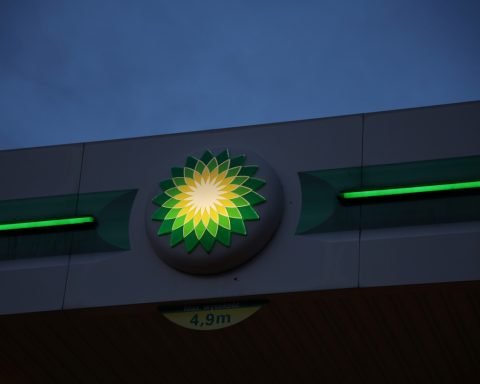 BP explores $1 billion US pipelines stake sale -sources