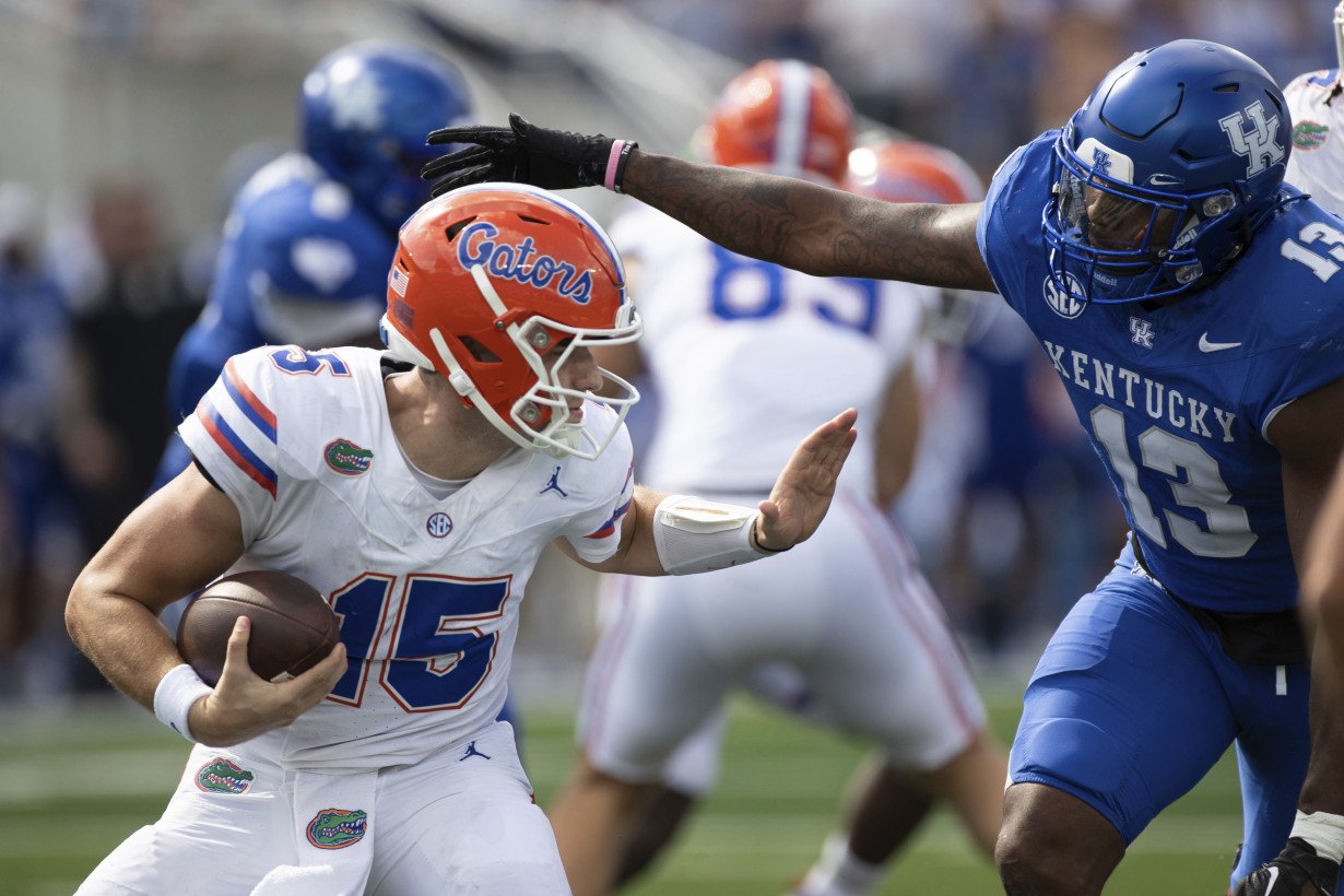 Ray Davis rushes for career-high 280 yards and scores 4 TDs, Kentucky dominates No. 22 Florida 33-14