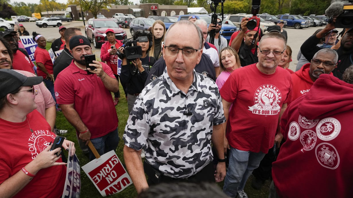 United Auto Workers strikes spread as 7,000 more workers at two plants join the picket line