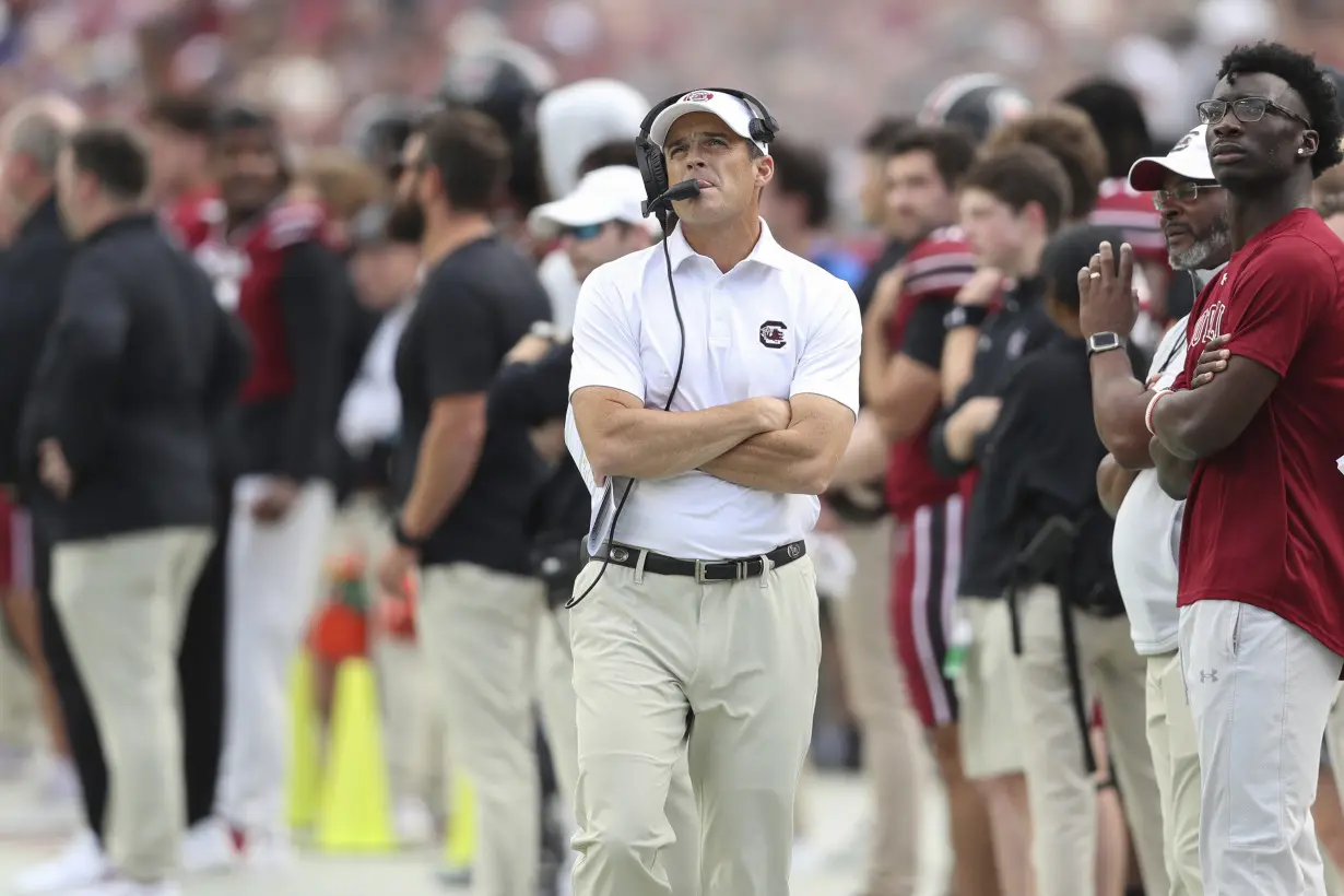 Beamer Break: South Carolina football coach injures his foot in a frustrated, postgame kick