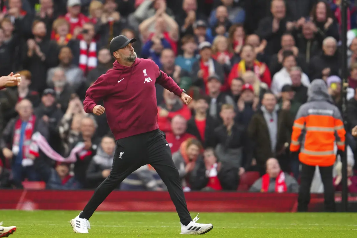 Man United gets emotional victory to pay tribute to Bobby Charlton. Man City and Liverpool also win