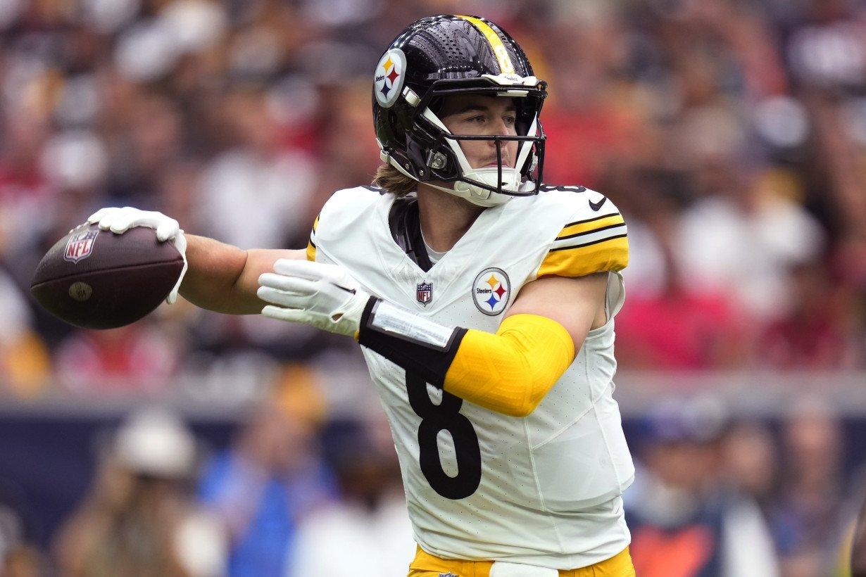 Steelers QB Kenny Pickett leaves loss against Texans after injuring knee