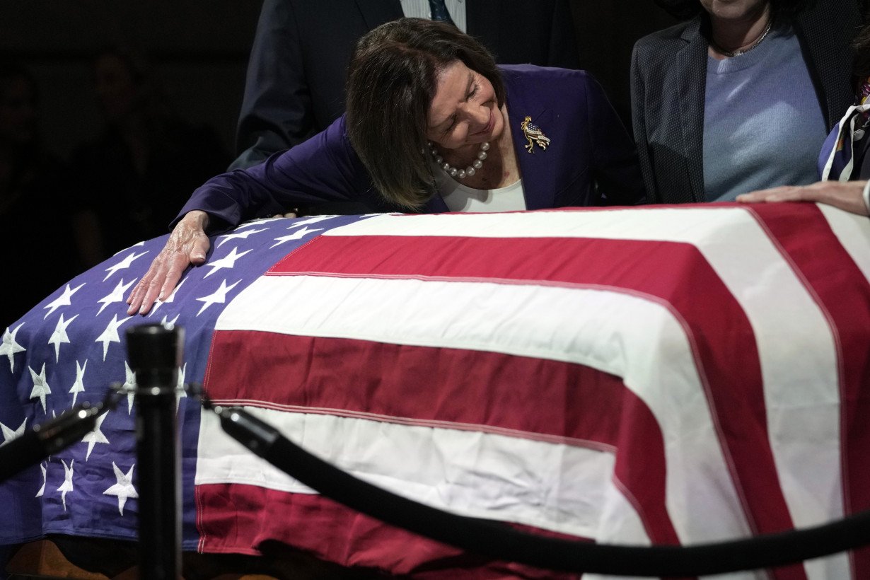 Tearful mourners line up at San Francisco City Hall to thank, pay last respects to Dianne Feinstein