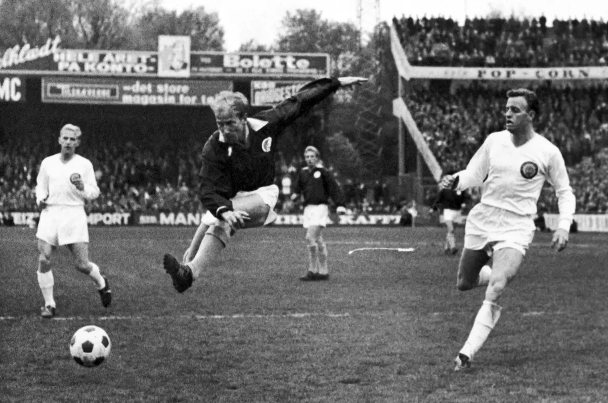 Bobby Charlton, the Manchester United and England soccer great, dies at 86