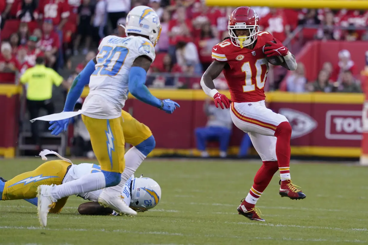 Mahomes throws for 424 yards and 4 TDs, Kelce has big day as Chiefs beat Chargers 31-17