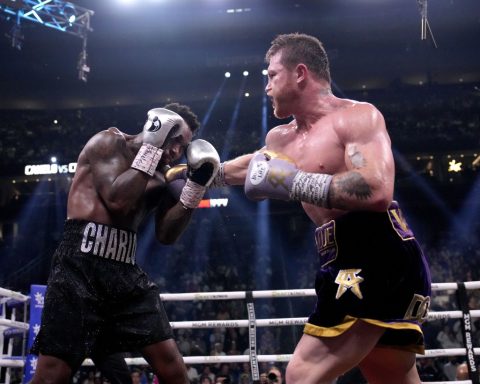 Alvarez thoroughly dominates Charlo to win by unanimous decision