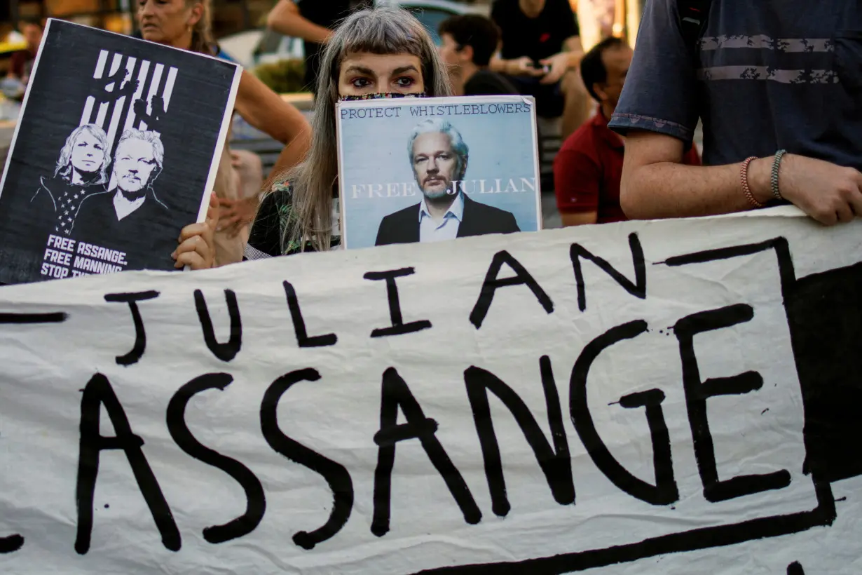 Julian Assange to be made honorary citizen of Rome