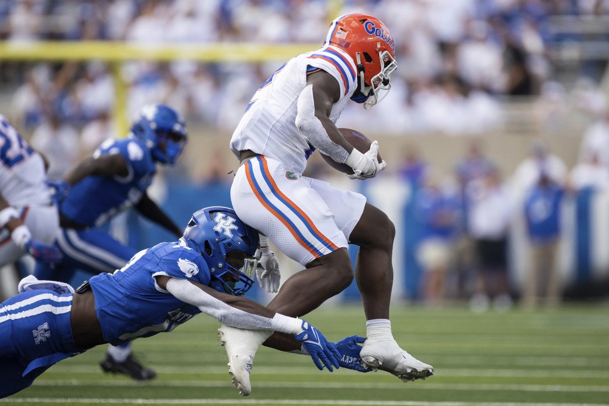 Ray Davis rushes for career-high 280 yards and scores 4 TDs, Kentucky dominates No. 22 Florida 33-14