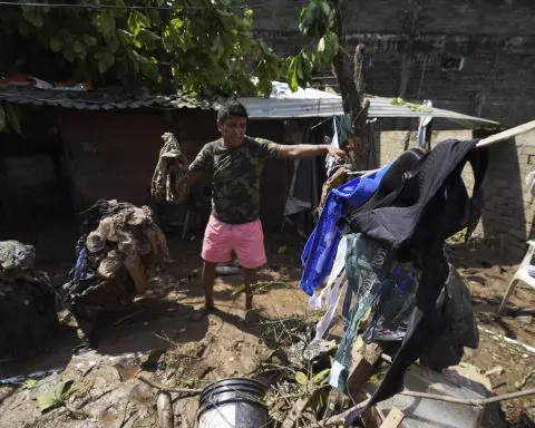 Survivors of deadly Hurricane Otis grow desperate for food and aid amid slow government response