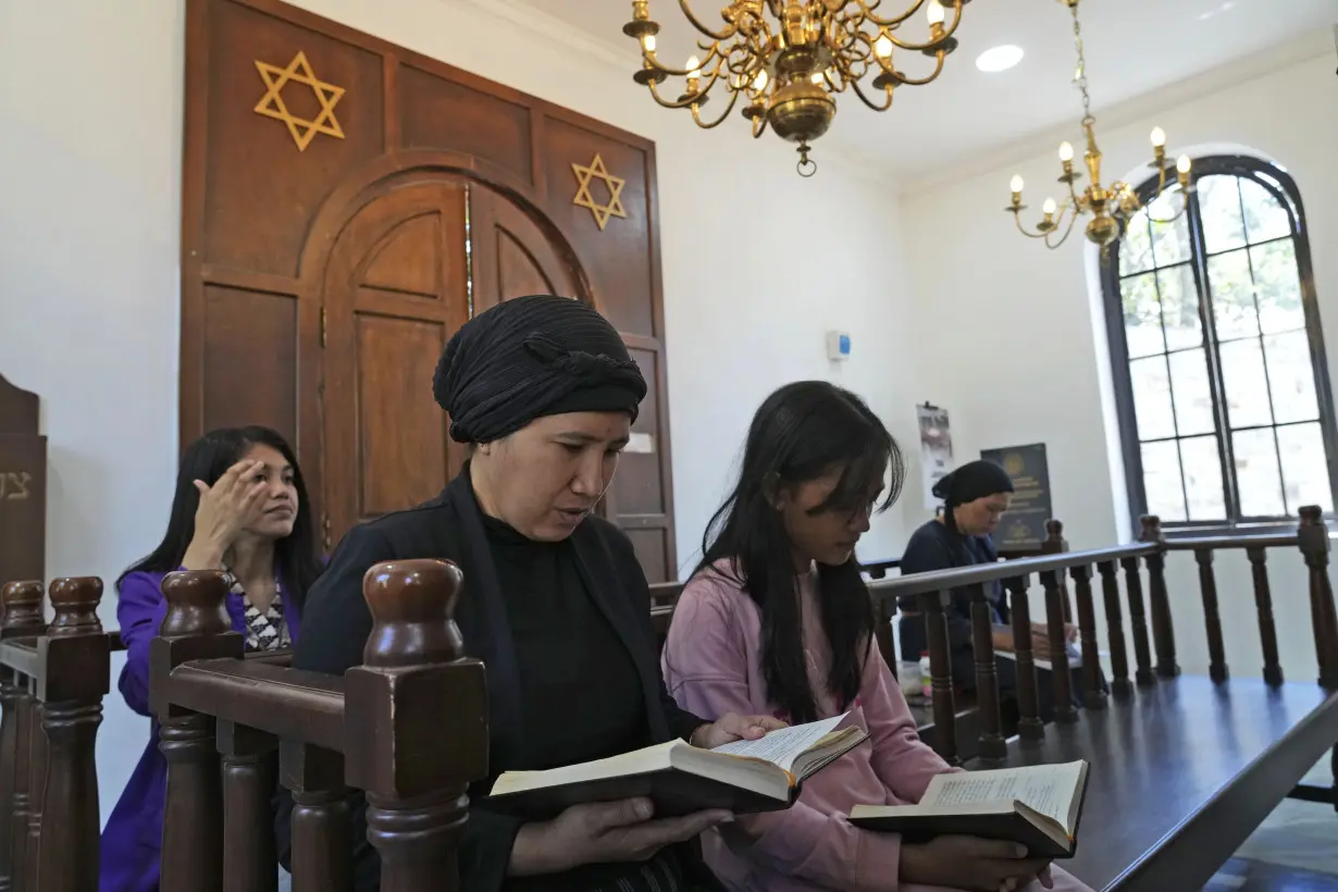 Far from Israel, Jews grieve and pray for peace in Shabbat services held as Israel-Hamas war rages