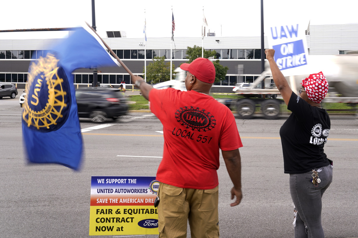 United Auto Workers strikes spread as 7,000 more workers at two plants join the picket line