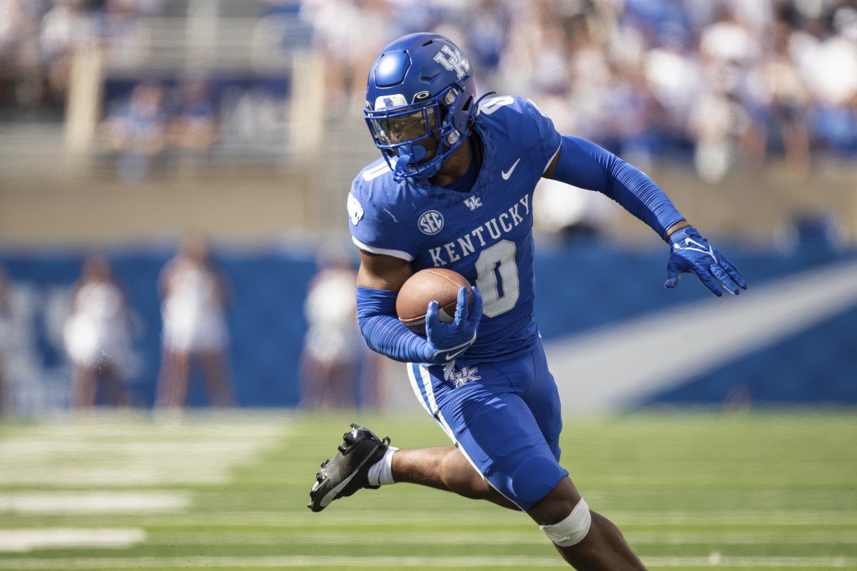 Ray Davis rushes for career-high 280 yards and scores 4 TDs, Kentucky dominates No. 22 Florida 33-14