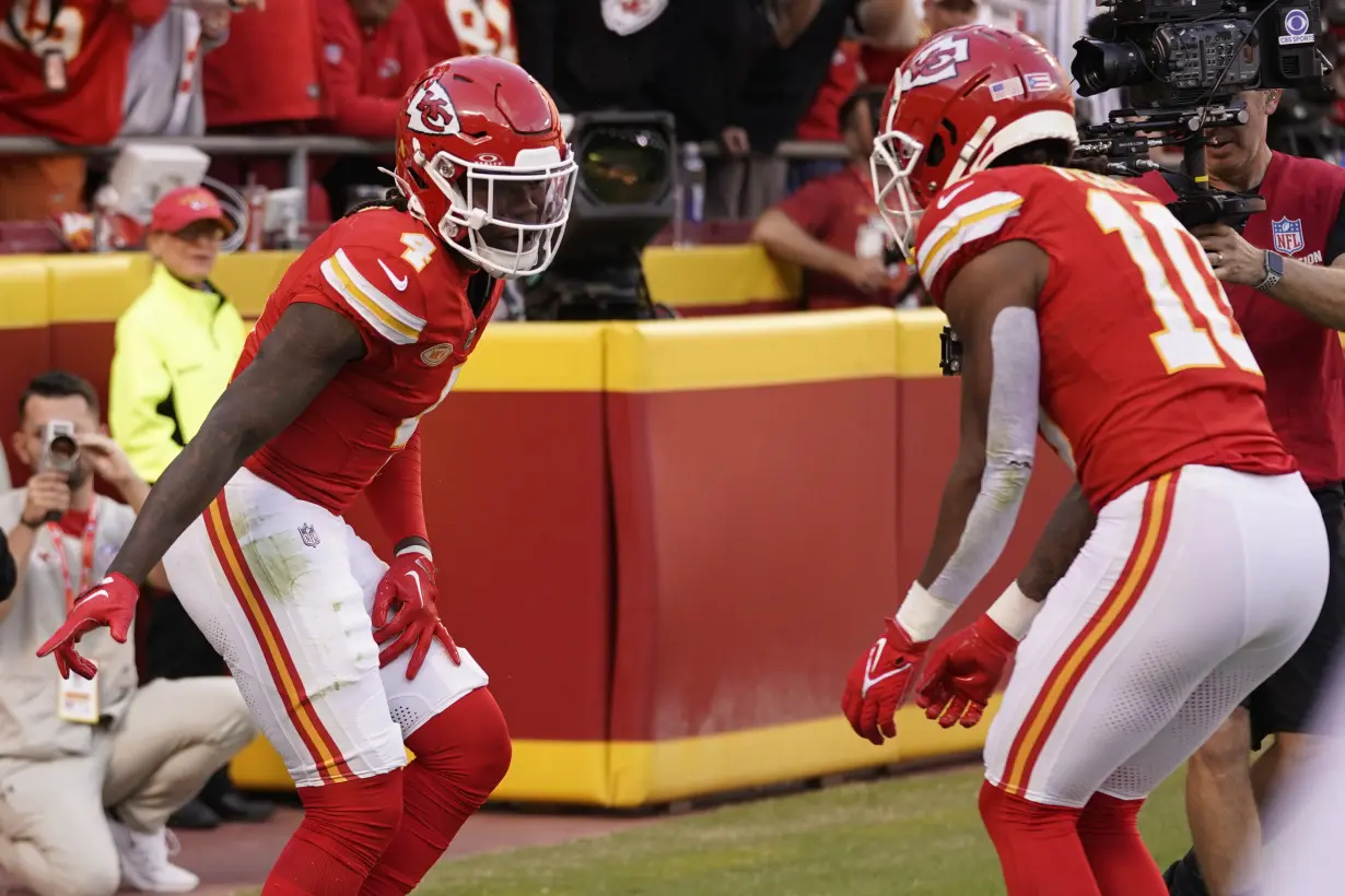 Mahomes throws for 424 yards and 4 TDs, Kelce has big day as Chiefs beat Chargers 31-17