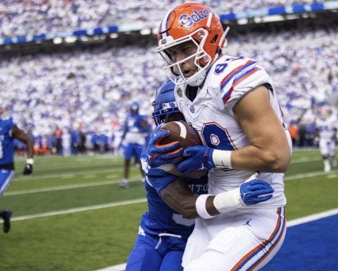 Ray Davis rushes for career-high 280 yards and scores 4 TDs, Kentucky dominates No. 22 Florida 33-14