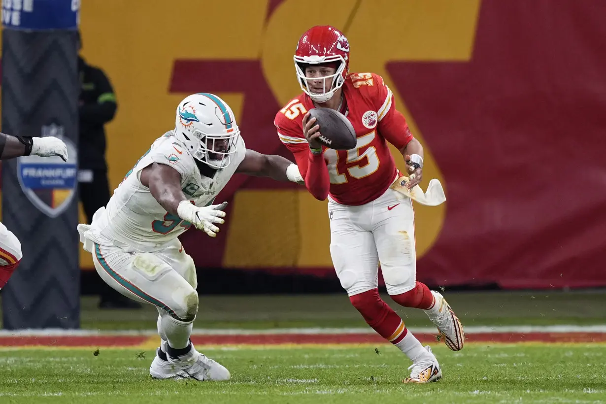 Mahomes throws 2 TDs and Chiefs hang on to beat Dolphins 21-14 in Germany