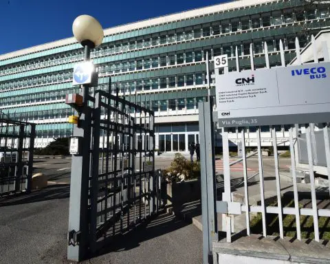 CNH launches $1 billion buyback, NYSE single listing plan effective from Jan 2