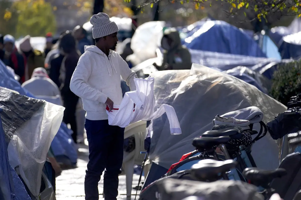 Chicago and other US cities struggle to house asylum-seekers as winter weather hits