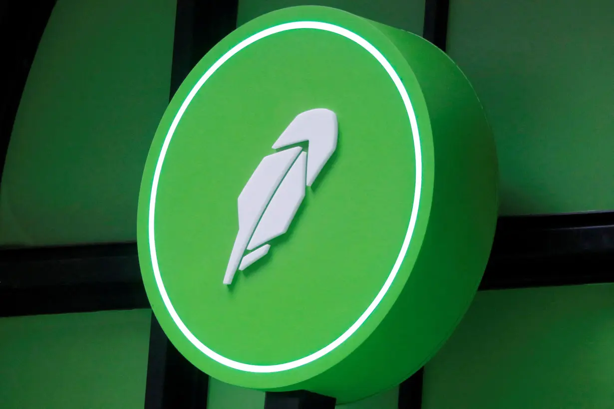 FILE PHOTO: FILE PHOTO: The logo of Robinhood Markets, Inc. is seen at a pop-up event on Wall Street after the company's IPO in New York City