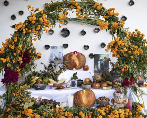 With flowers, altars and candles, Mexicans are honoring deceased relatives on the Day of the Dead