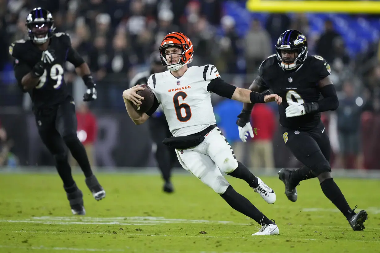 Bengals QB Joe Burrow forced out of loss to Ravens with sprained wrist