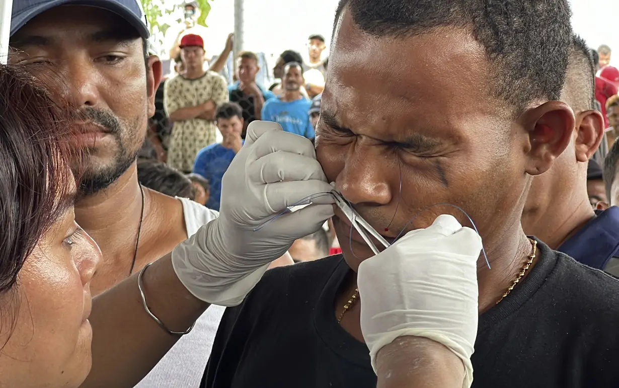 Caravan of 3,000 migrants blocks highway in southern Mexico