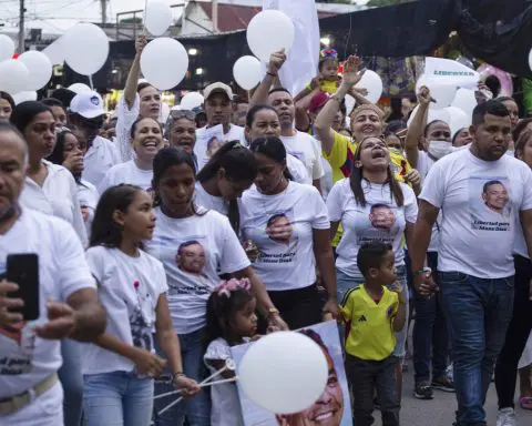 Colombia's government says ELN guerrillas kidnapped the father of Liverpool striker Luis Díaz