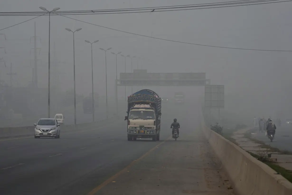 Toxic heavy smog in eastern Pakistan makes tens of thousands sick