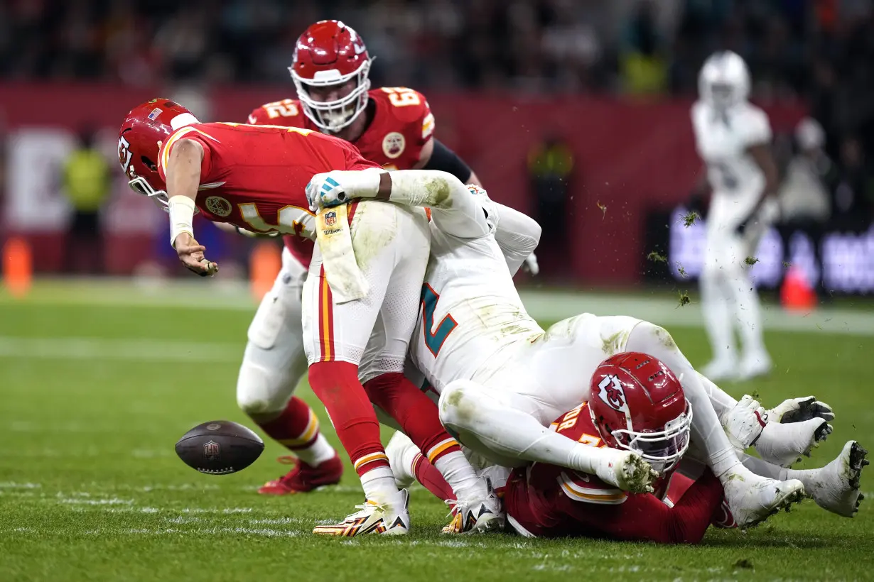 Mahomes throws 2 TDs and Chiefs hang on to beat Dolphins 21-14 in Germany