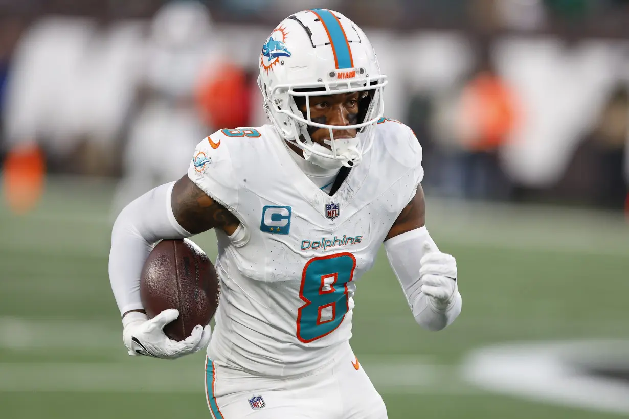 Dolphins' Holland calls MetLife Stadium turf 'trash' after teammate Phillips injures Achilles tendon