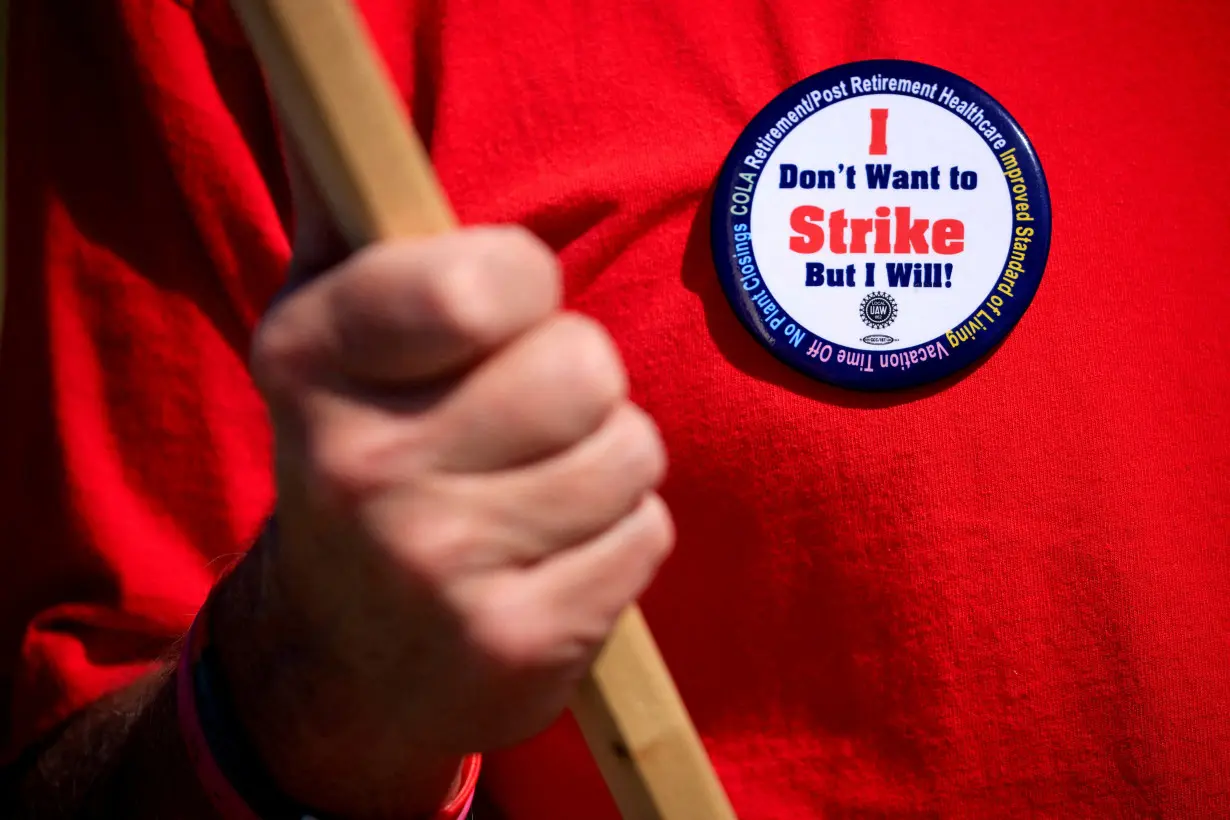 FILE PHOTO: FILE PHOTO: United Auto Workers (UAW) union members picket outside Ford's Kentucky truck plant